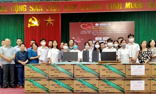 Hiệp hội Máy văn phòng Việt Nam tặng 12 máy  tính cho học sinh , sinh viên khuyết tật, mồ côi tỉnh Phú Thọ. 