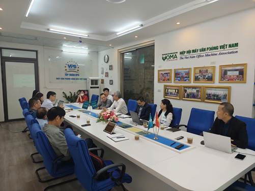 A group of people sitting at a table

AI-generated content may be incorrect.