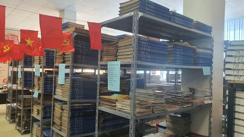 A shelf with books and flags

AI-generated content may be incorrect.