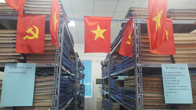 A row of shelves with flags

AI-generated content may be incorrect.