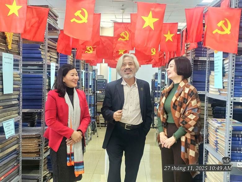 A group of people standing in a store

AI-generated content may be incorrect.